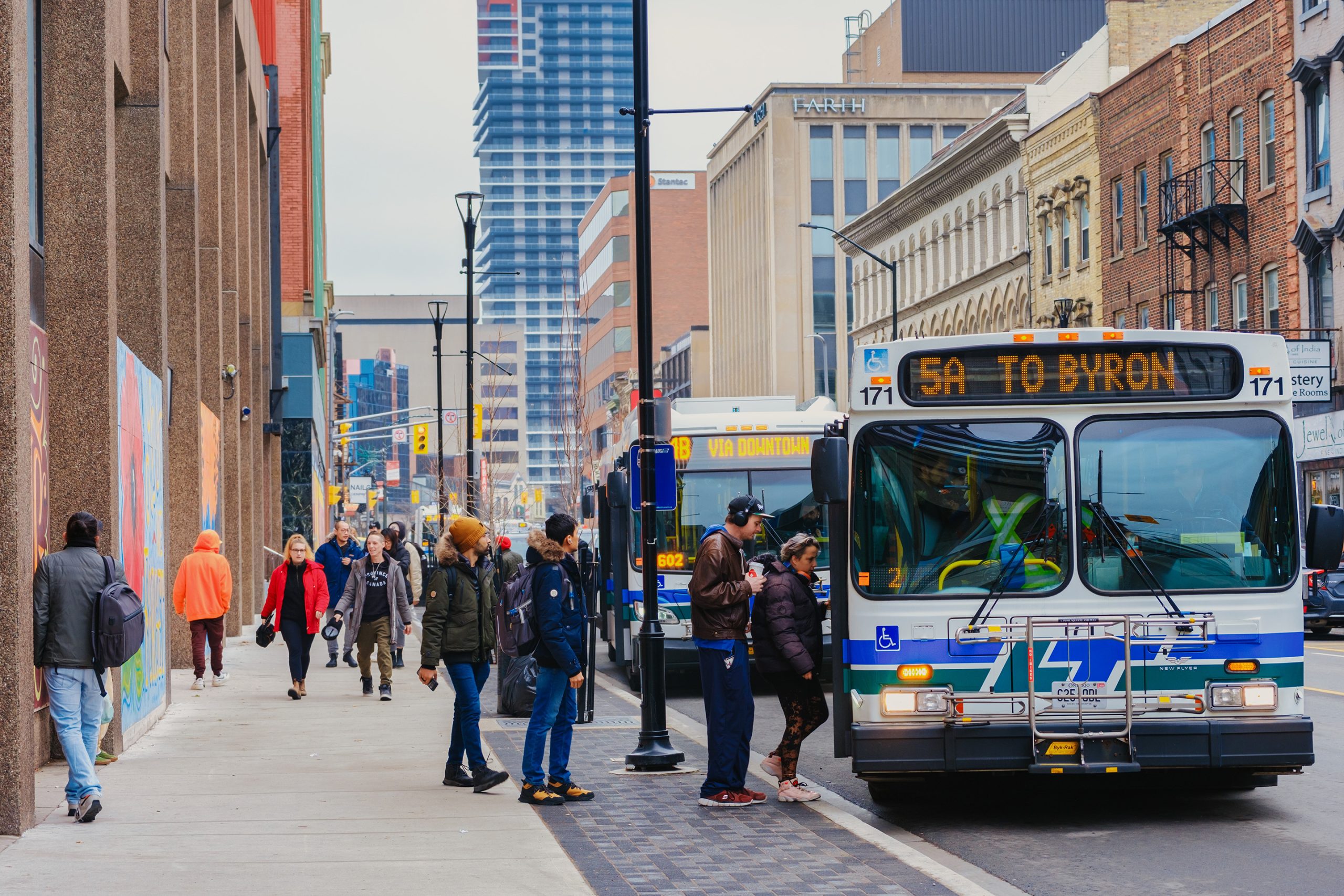 People getting in a bus to Byron in London, ON - 伦敦市中心至 Byron 社区的便捷公交服务