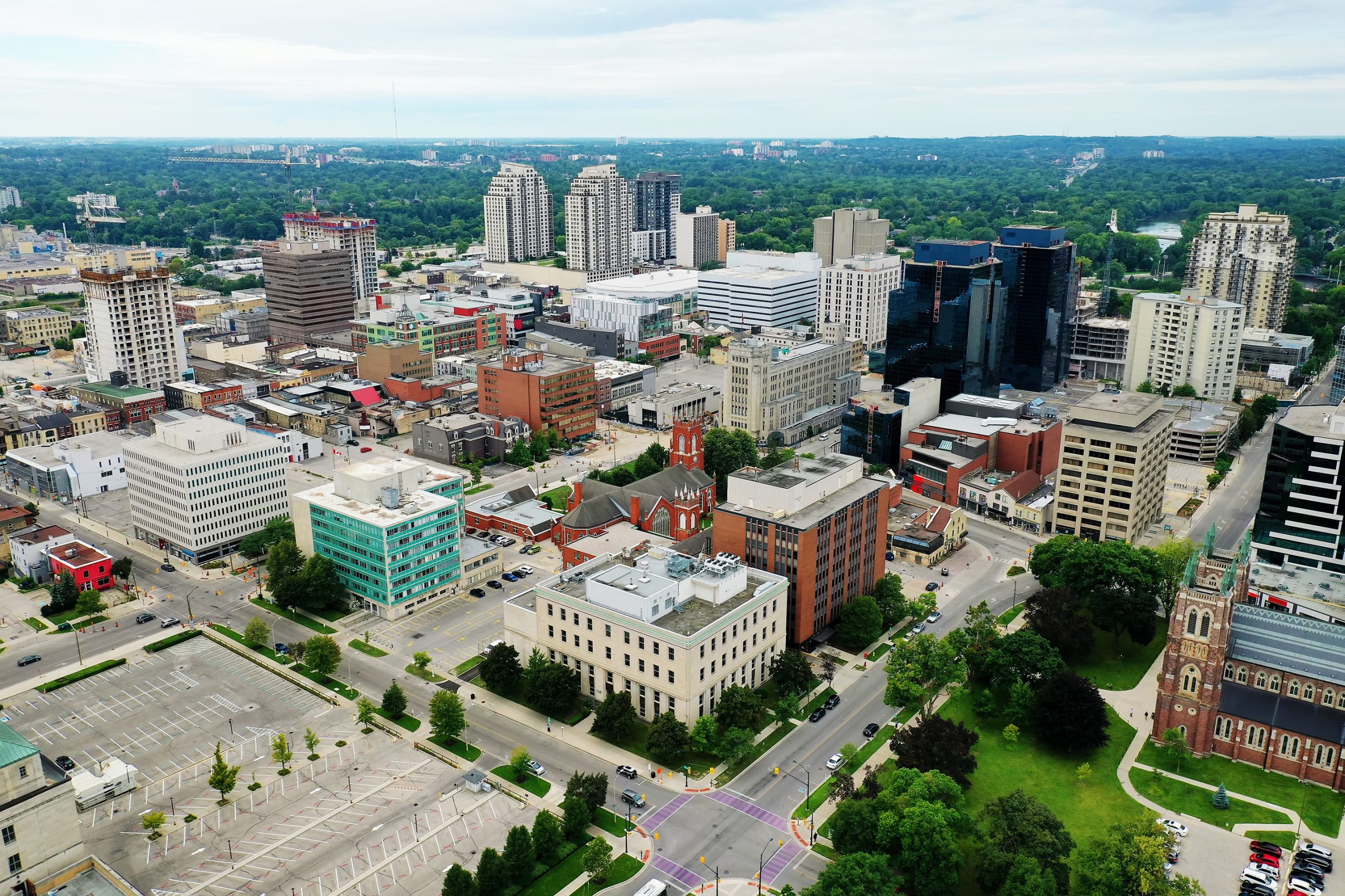Aerial shot of commercial Real Estate in downtown London, On - 伦敦市中心核心商圈航拍 — 现代化商业地产集群