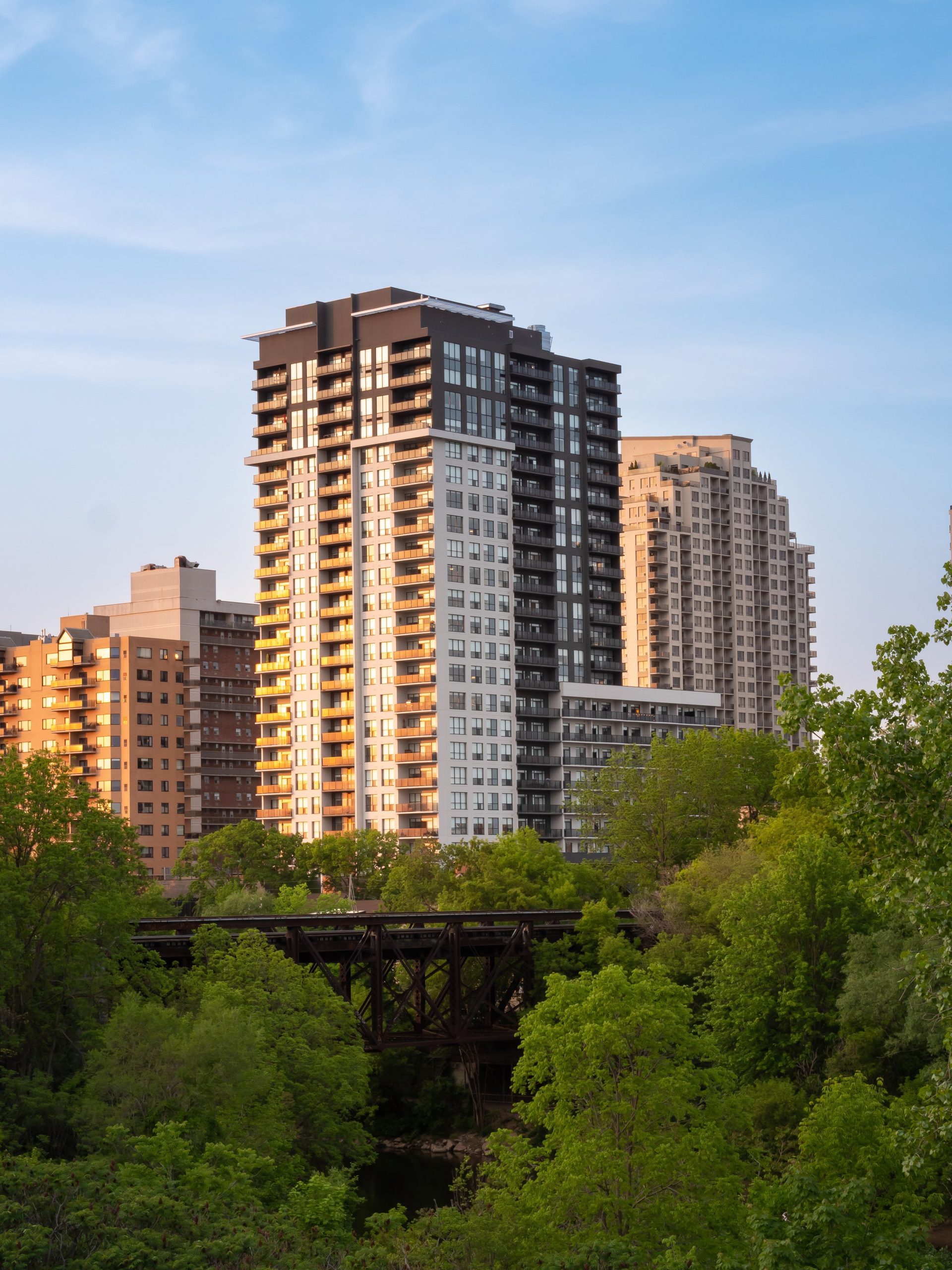 New building in downtown London, ON -伦敦市中心现代高层公寓 — 城市新地标