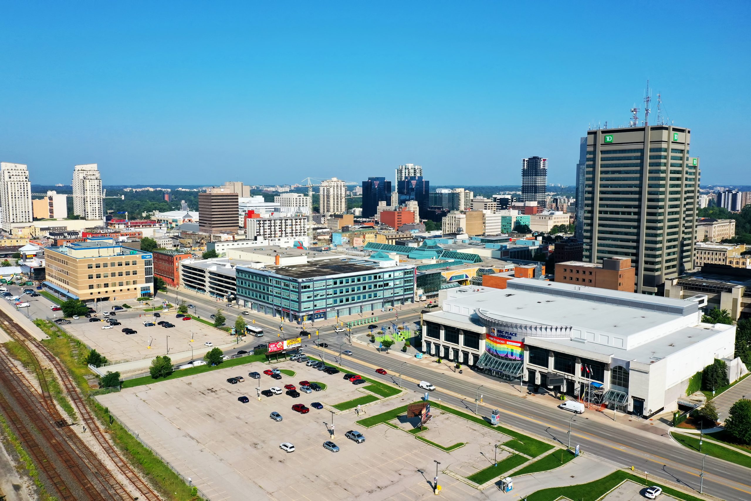 Aerial shot of commercial Real Estate in downtown London, On - 伦敦市中心核心商圈航拍 — 现代化商业地产集群
